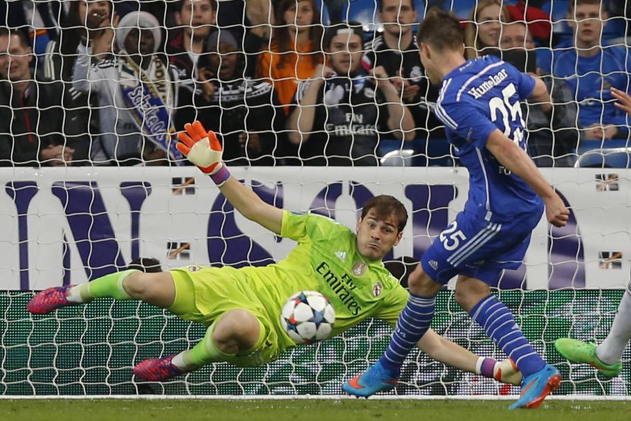 Lo Schalke per non molla: Klaas Jan Huntelaar fa 2-1 dopo una corta respinta di Casillas. Ap 